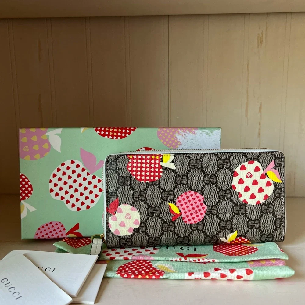 SALE ❤️GUCCI apple print round zipper long wallet 🌸🌷 - Picture 3 of 9